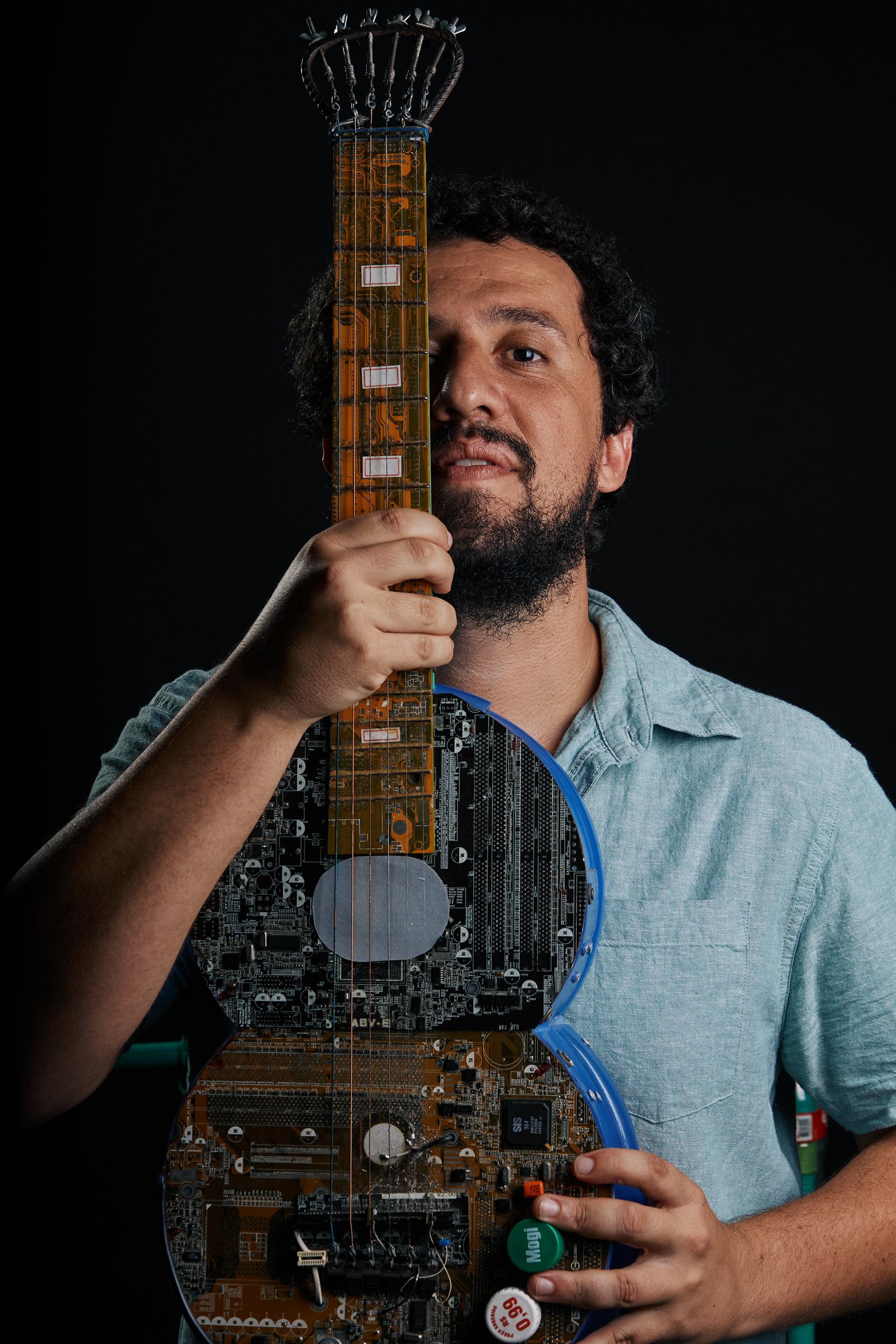 Latas e garrafas se transformam em instrumentos musicais no show de Dudu Ferraz