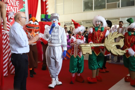 Personagem carrega chave que abre as festividades natalinas