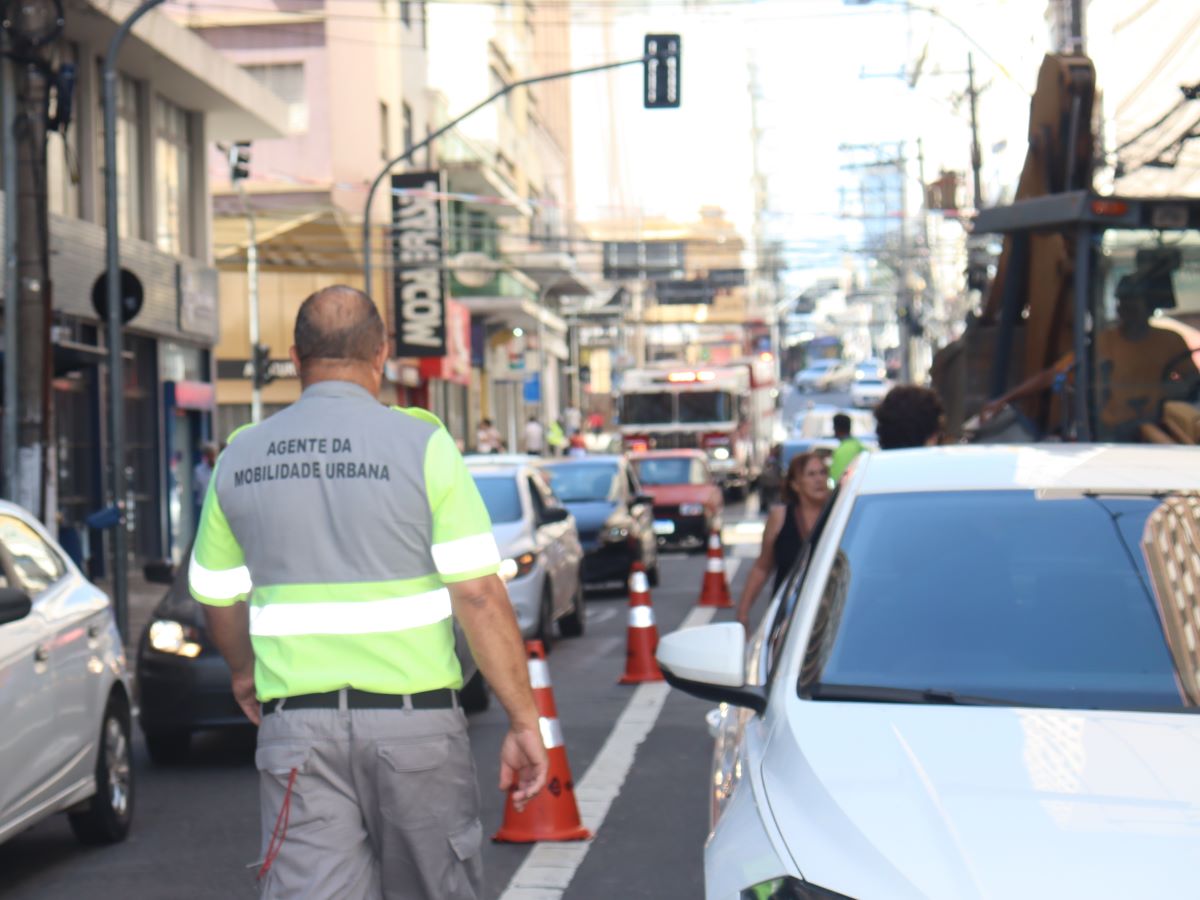 Divulgação Agentes da Emdec sinalizam o bloqueio e orientam condutores sobre o desvio