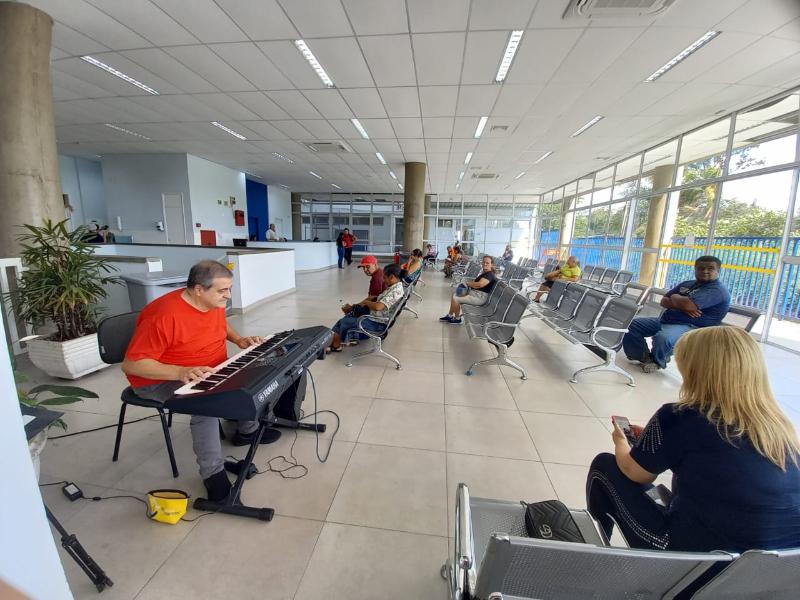 Quem passou pela recepção do Hospital Municipal Dr. Mário Gatti no começo da tarde desta segunda-feira conferiu a apresentação de Beto Toledo