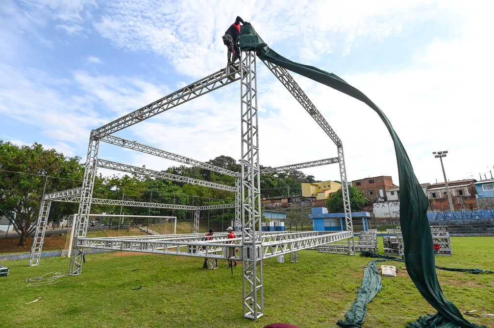 Montagem do palco e da decoração já estão em andamento