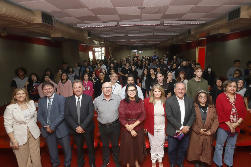 Estudantes da rede municipal de ensino apresentaram esquetes teatrais, intervenções culturais e reflexões sobre os impactos do uso precoce de substâncias químicas