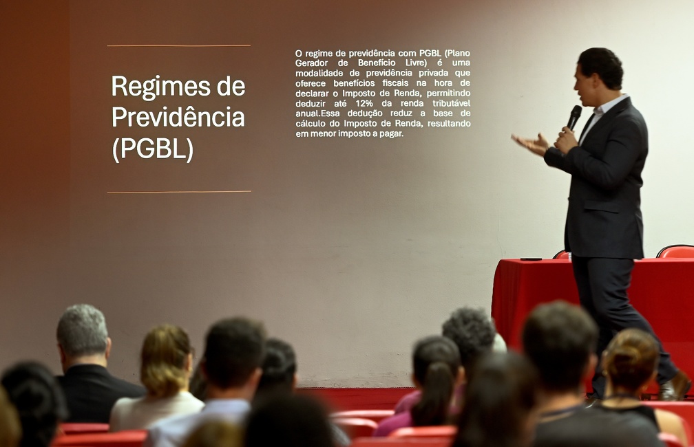 O palestrante apresentou informações detalhadas sobre os planos de Regime de Previdência Complementar (RPC) oferecidos para os servidores 