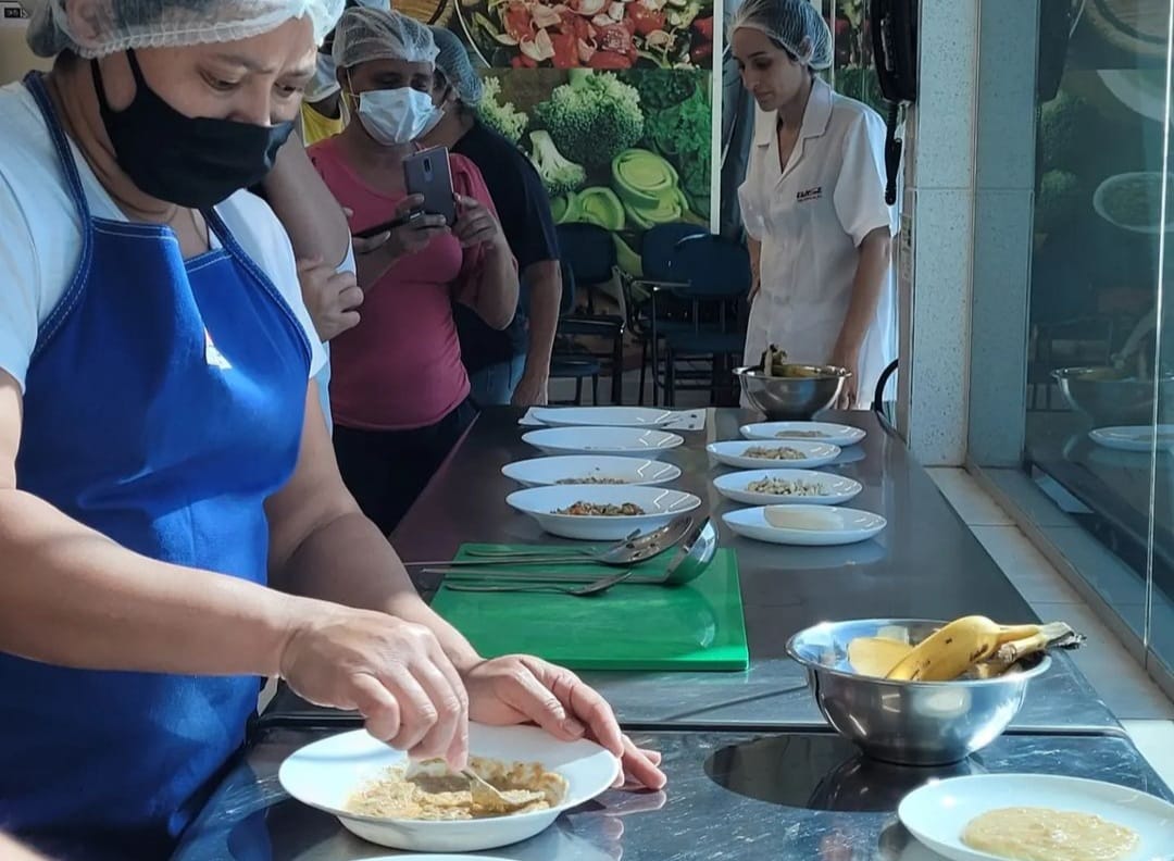 Profissionais que trabalham nos berçários das unidades de ensino da rede municipal de Campinas passam por treinamento na Cozinha Escola da Ceasa