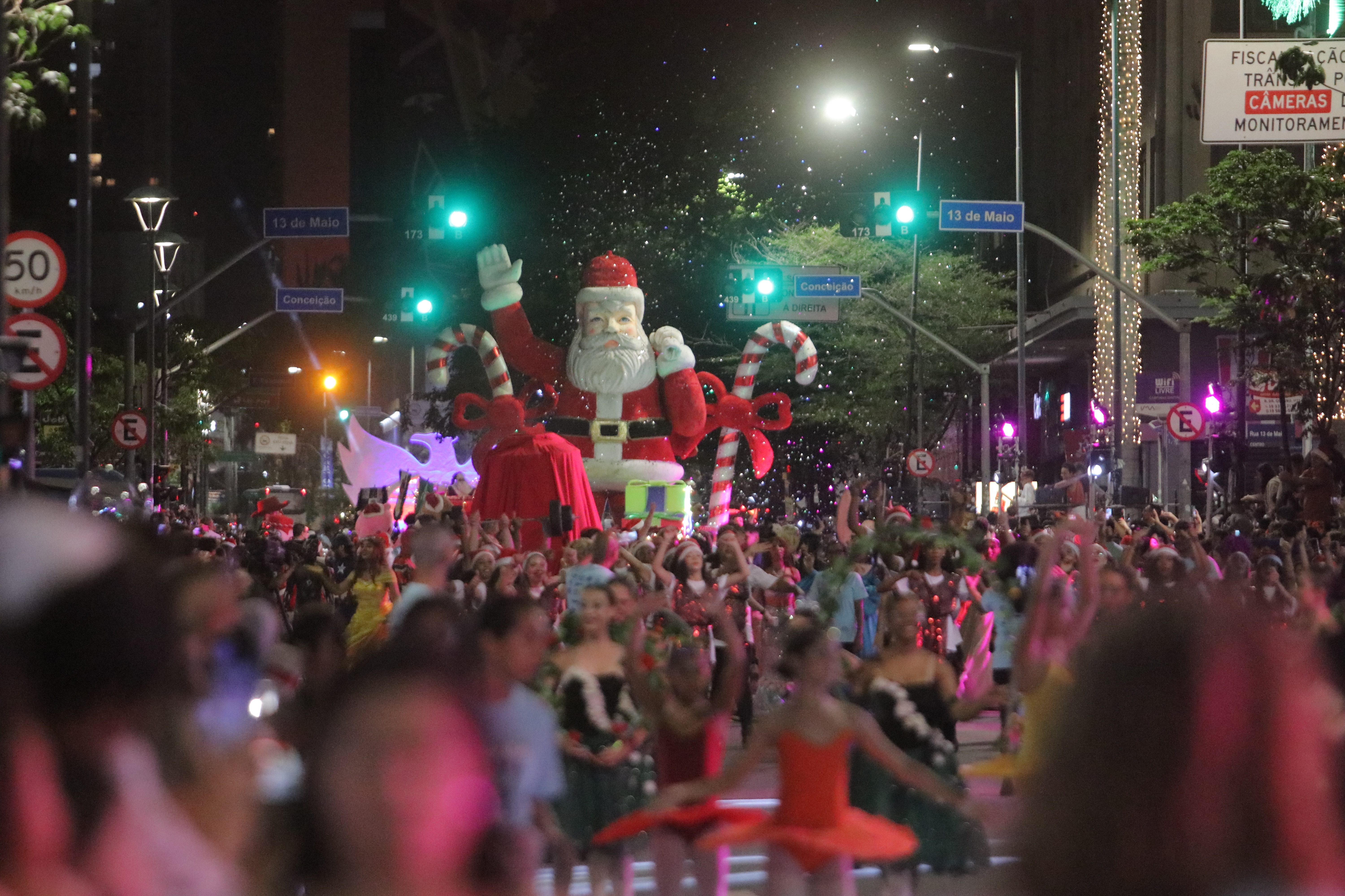 Parada de Natal de 2023: sucesso com mais de 10 mil pessoas que foram prestigiar o evento