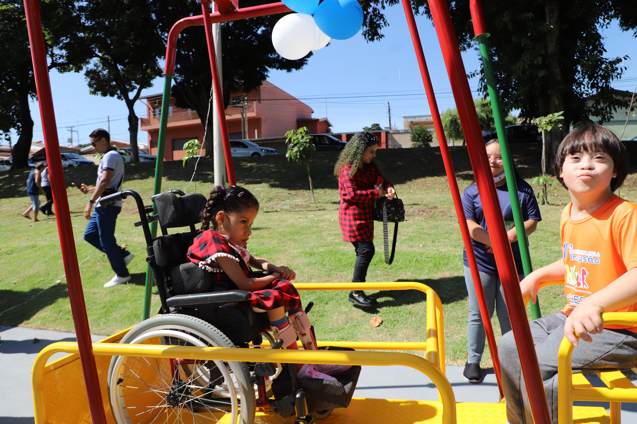 Novo parque inclusivo conta com 3 balanços, uma gangorra e um gira-gira