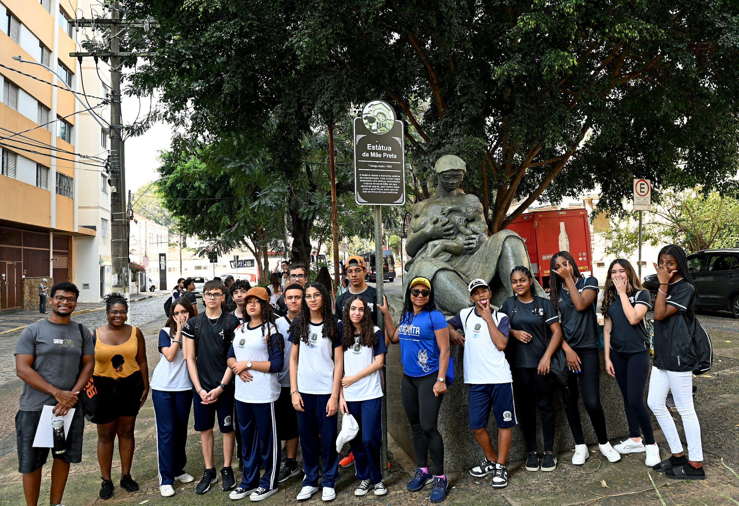 Estudantes conhecem a estátua da Mãe Preta, no Largo São Benedito 