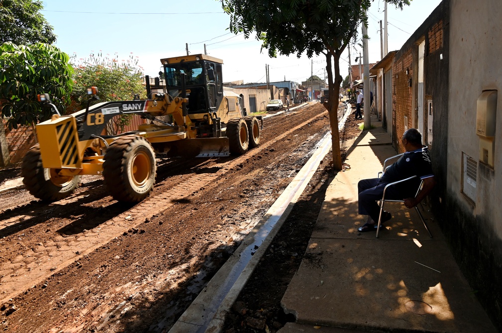 Além disso, já está em andamento a pavimentação das ruas que compõem o itinerário dos ônibus do transporte público coletivo