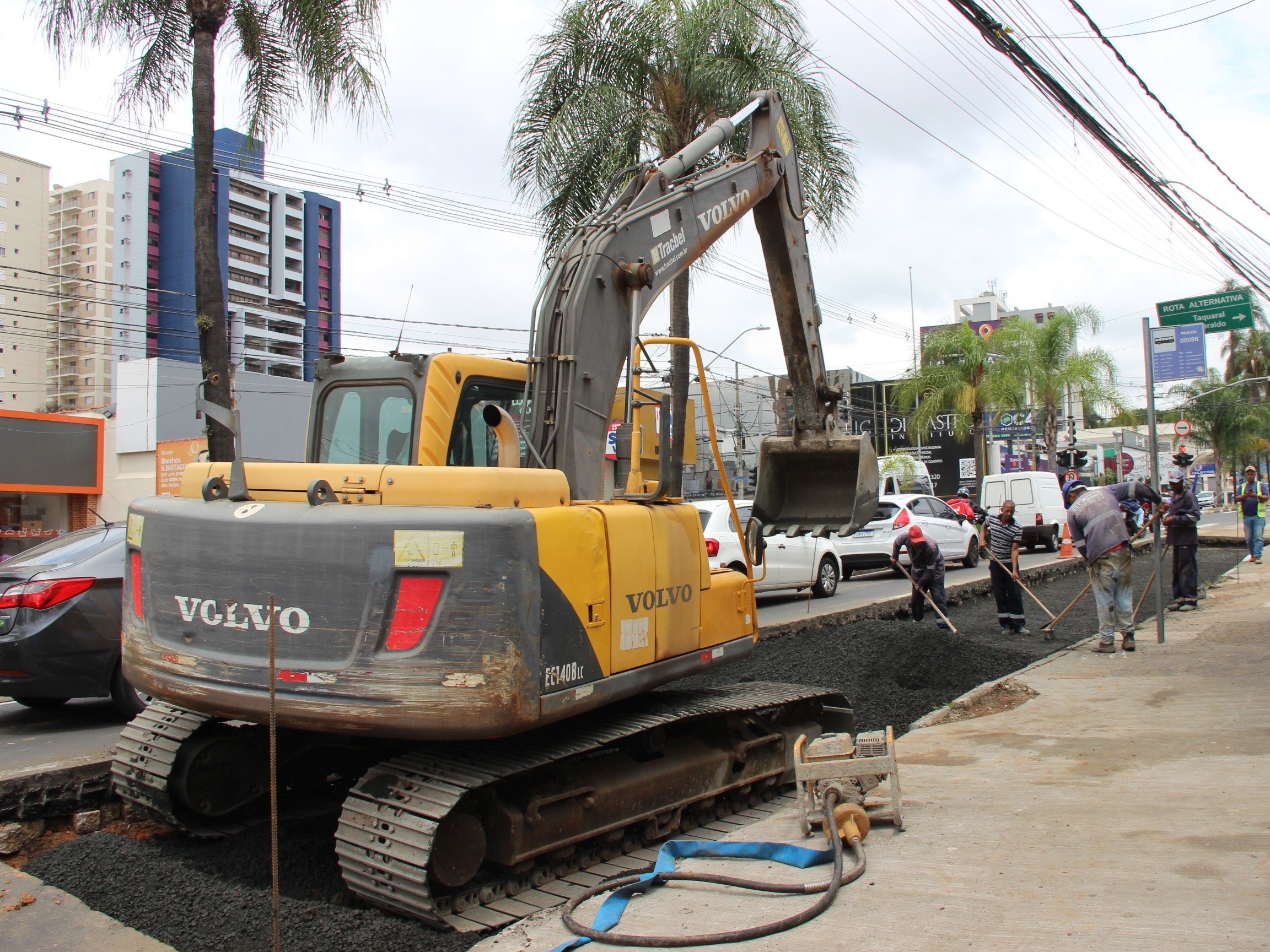 Obras implantam pavimento de concreto em frente aos pontos de ônibus 