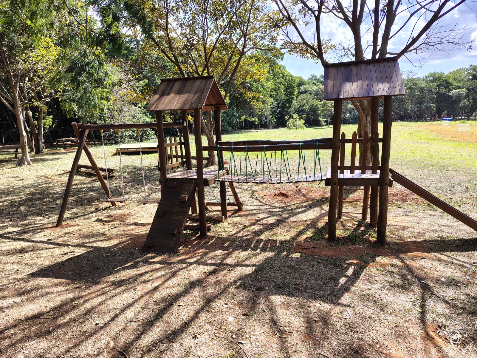 Divulgação Brinquedos de madeira garantem brincadeiras ao ar livre