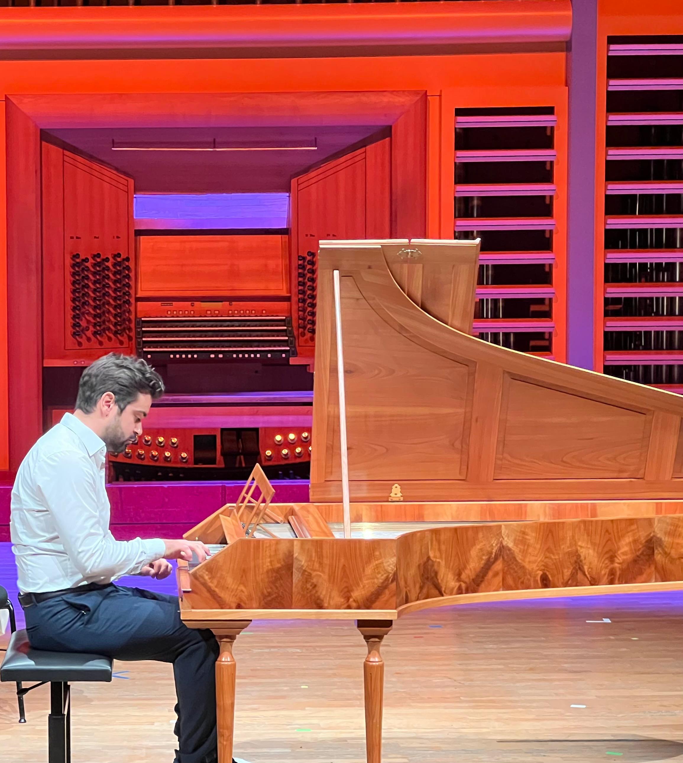 Pedro é especialista em Performance Histórica, com uma carreira marcada por prêmios e colaborações