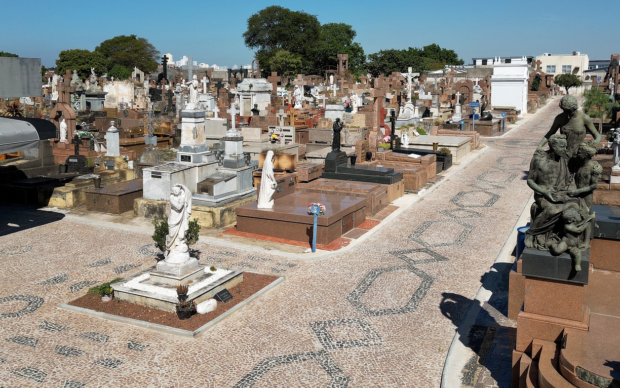 Carlos Bassan O piso foi reparado com mosaico e peças intertravadas