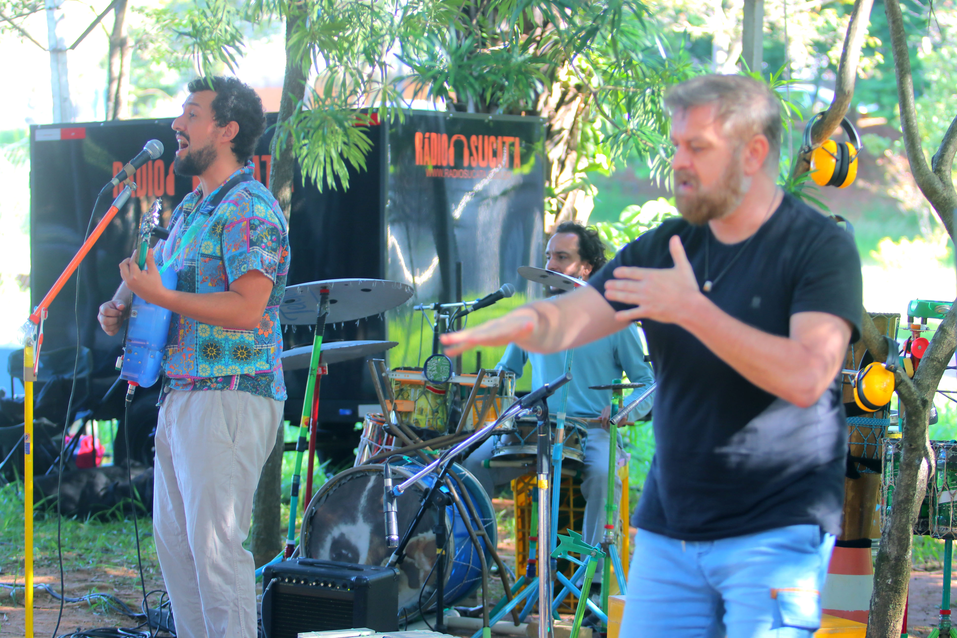 O show Nascente, com Dudu Ferraz, Rádio Sucata e o baterista Bito Coelho abriu a programação com uma apresentação inspirada na nascente de água do parque