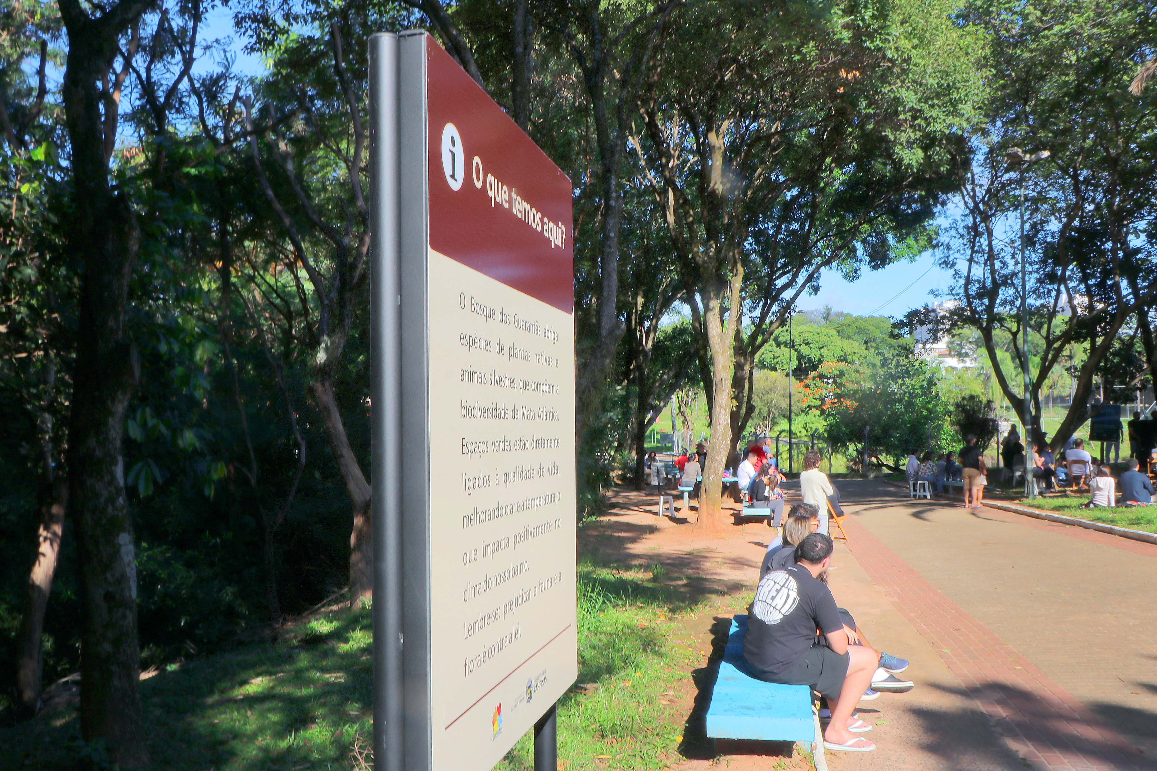Placas contam a história e as curiosidades do Parque dos Guarantãs