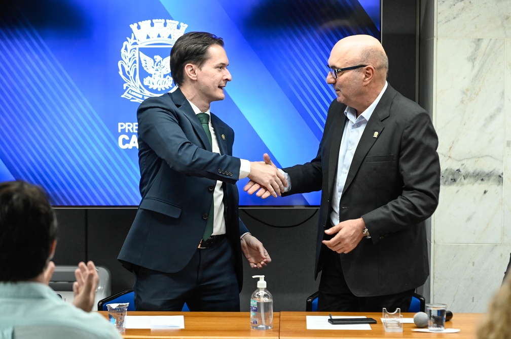 Rogério Capela Prefeito Dário Saadi cumprimenta novo presidente do Camprev durante cerimônia de posse