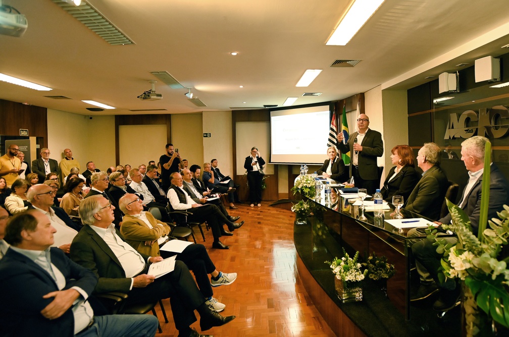 A cerimônia aconteceu no auditório da sede da instituição, na região central, e contou com a presença de autoridades municipais, estaduais, federais, representantes de associações ligadas ao comércio e convidados