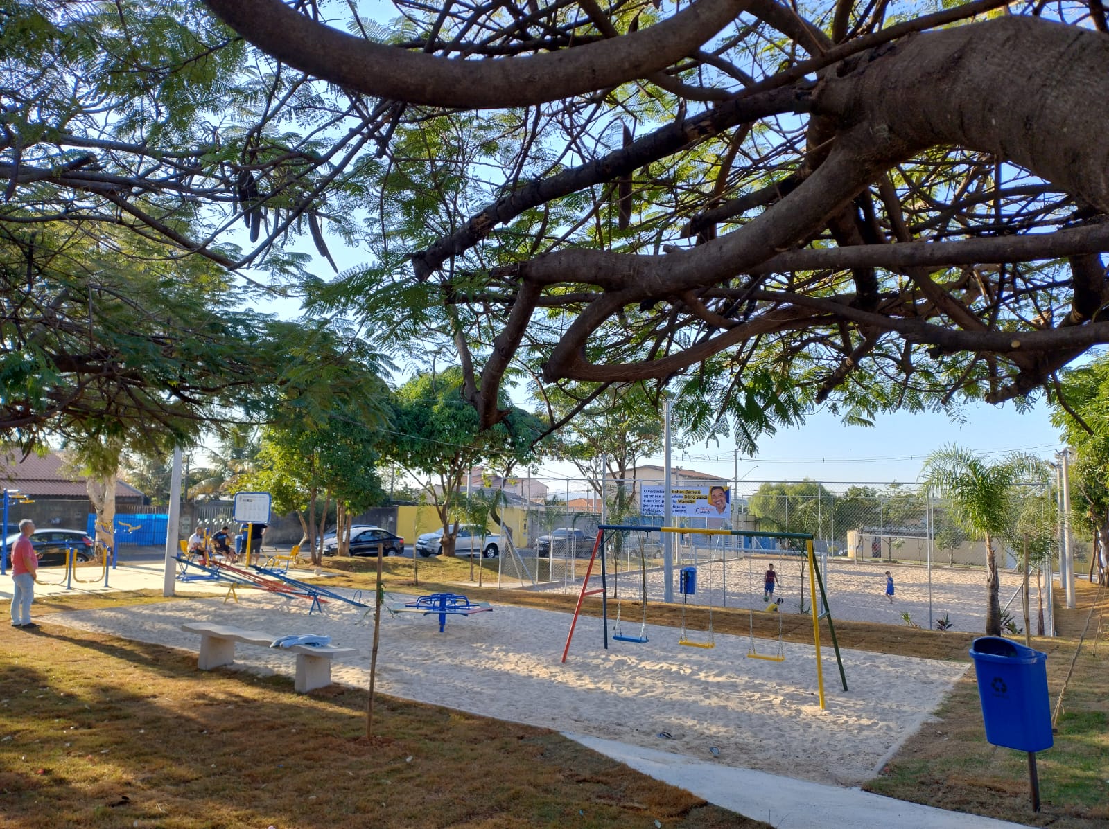 No local: parquinho, campo de futebol de areia, academia ao ar livre e paisagismo