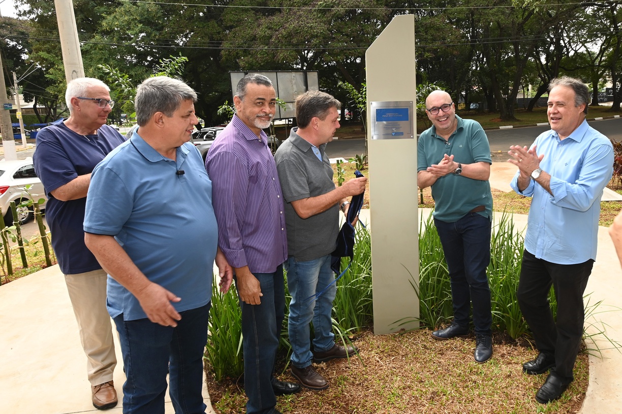 Prefeito Dário Saadi durante entrega de nova praça no Jardim Proença