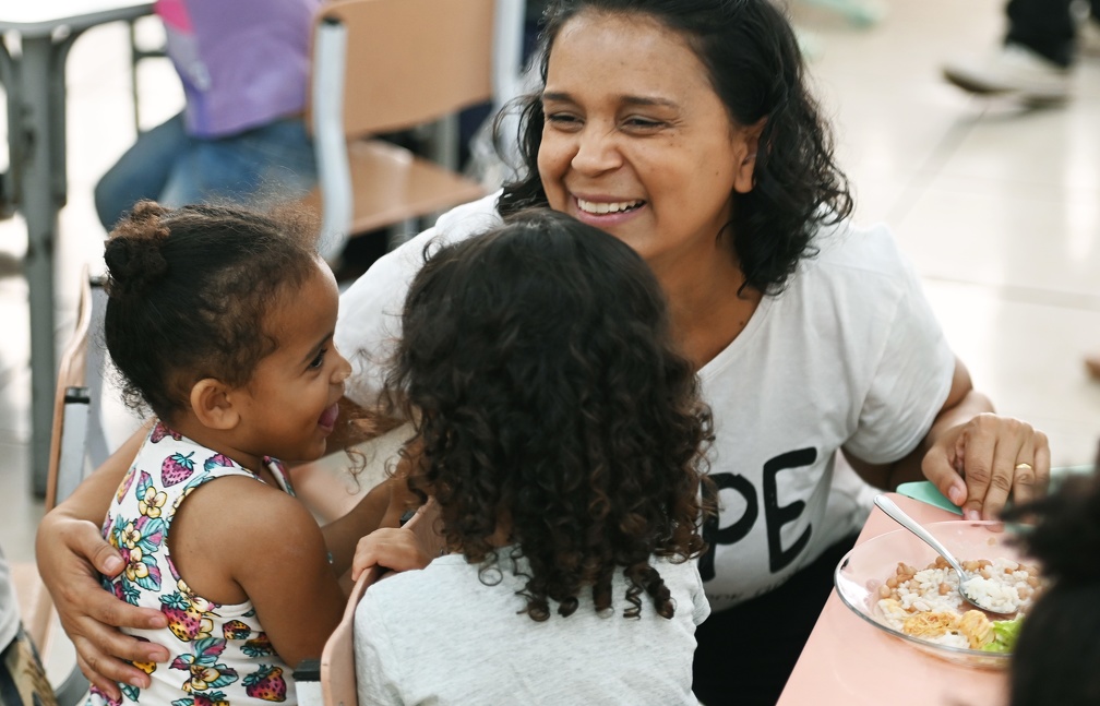 Carlos Bassan Agente de Educação Infanti é o cargo que registrou maior número de admitidos este ano. Na foto, professora e alunos da CEI Mayara Masson Christofoletti, localizada no J. do Lago II