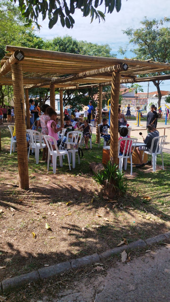 Divulgação Moradores socializam à sombra do novo pergolado