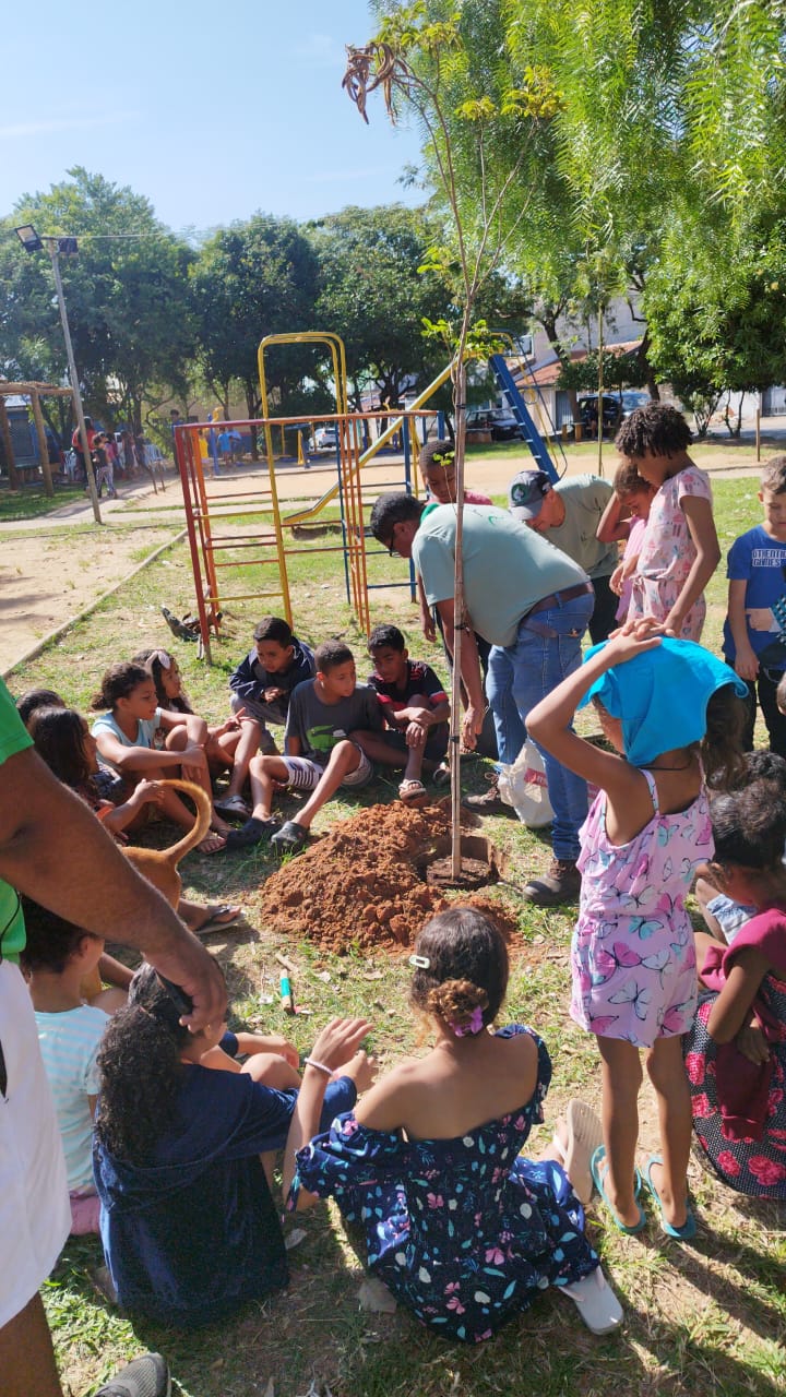 Divulgação Crianças se empolgam com o plantio de novas árvores na praça