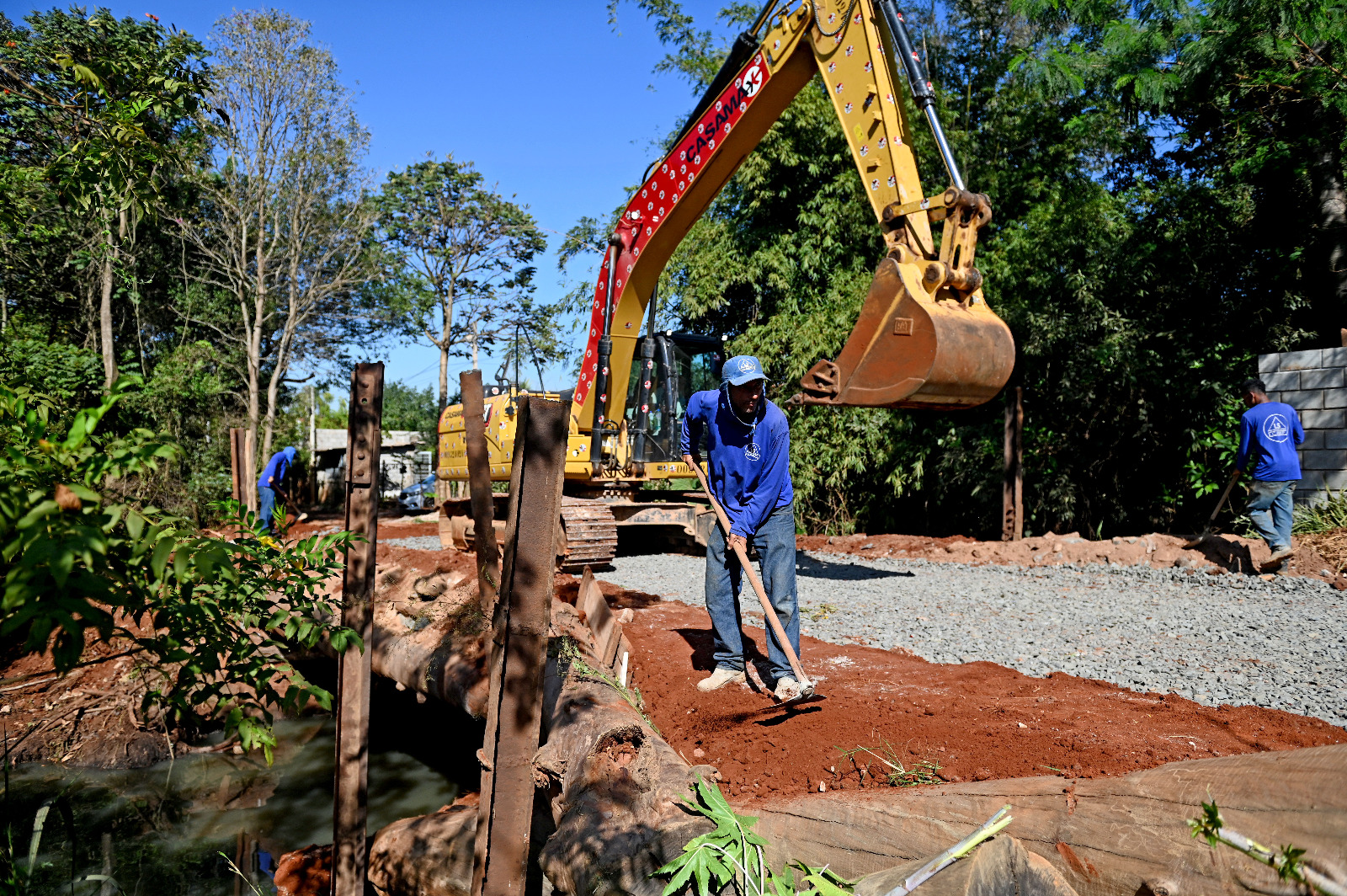 A ponte tem 8 metros de extensão e 9 metros de largura e fica por cima do ribeirão Quilombo