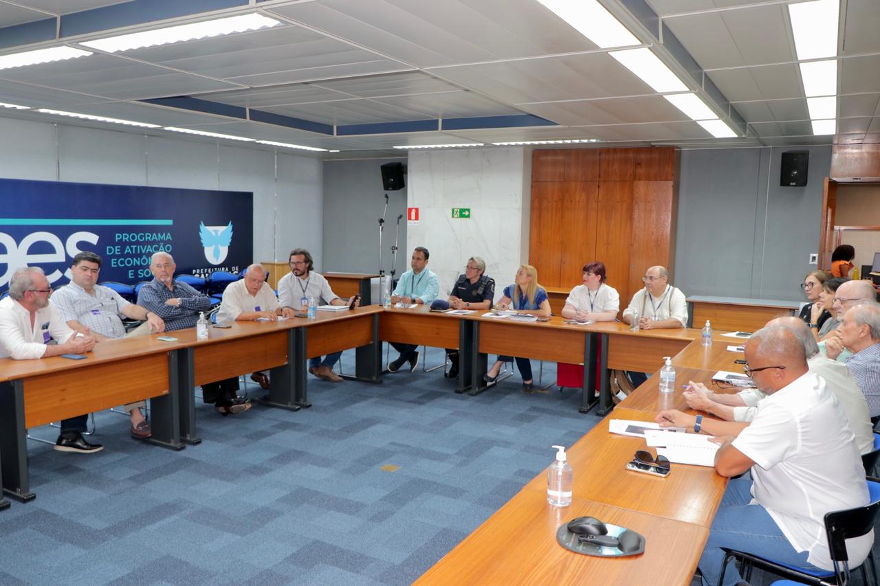 Representantes do poder público e da sociedade civil em reunião nesta segunda-feira, 1º