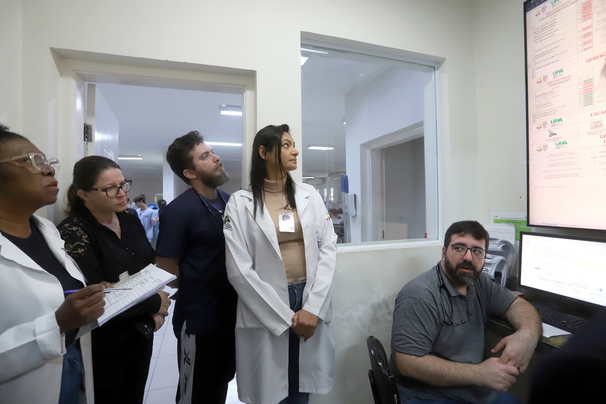 Realizadas todas as manhãs, essas reuniões promovem uma comunicação mais eficaz entre os profissionais de saúde, facilitam a tomada de decisões, otimizam o fluxo de trabalho e reforçam a conscientização sobre riscos e condutas seguras no ambiente hospitalar