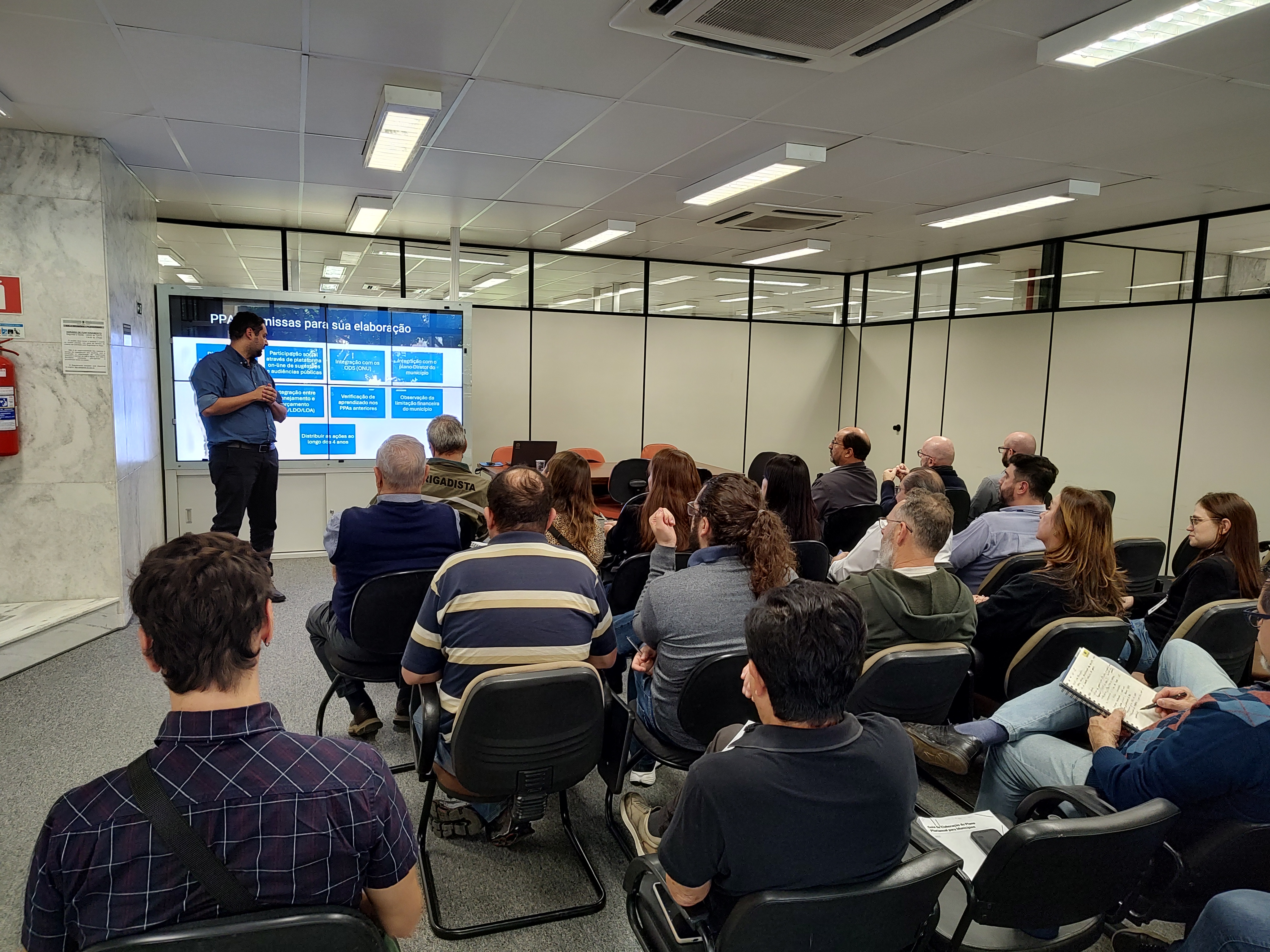 Durante as reuniões, os servidores receberam orientações sobre a construção do diagnóstico preliminar e a definição das políticas públicas que nortearão o novo ciclo de planejamento do PPA