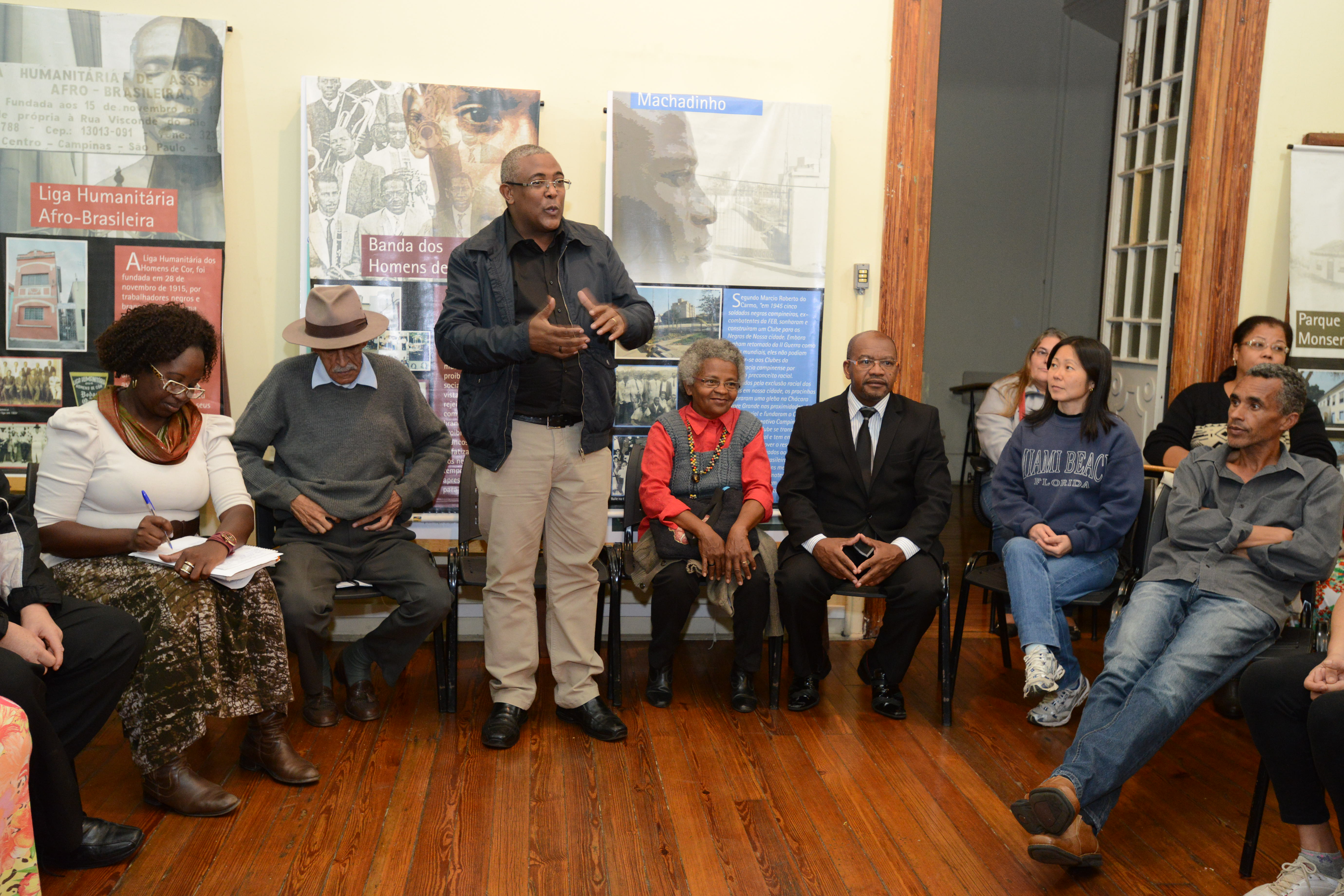 Participantes em diálogo durante encontro promovido pelo Cepir