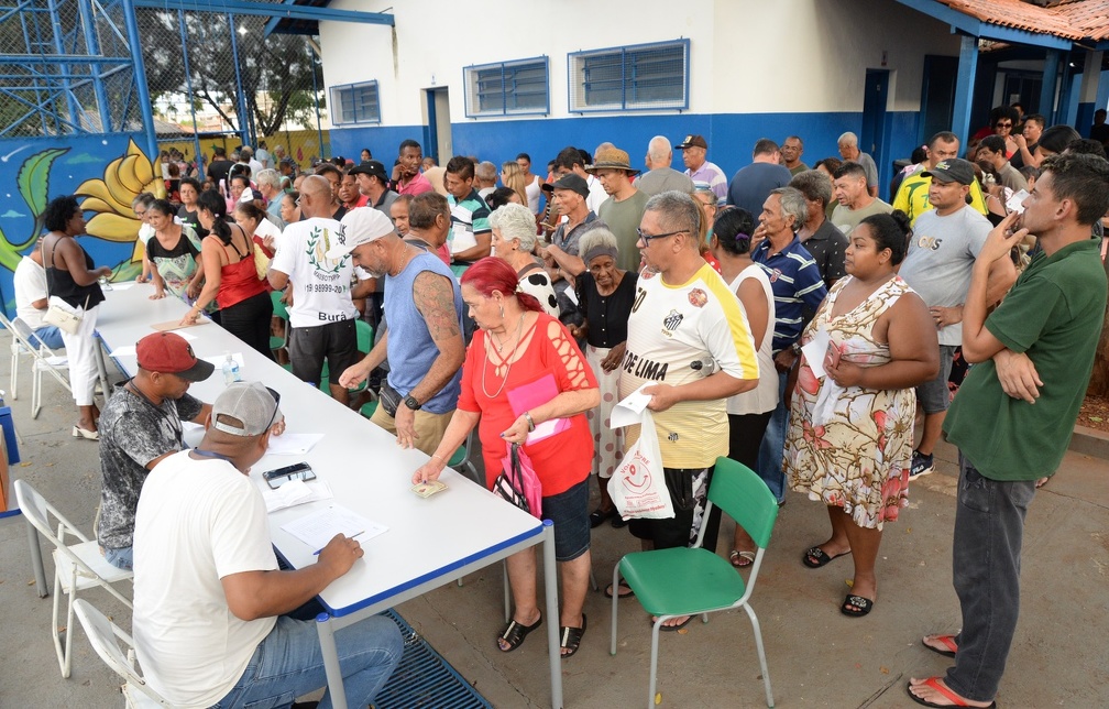 Entrega de matrículas no Jardim São Marcos: regularização fundiária é uma das frentes para redução de filas