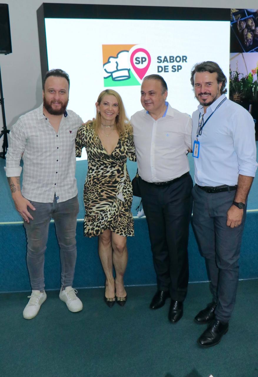 A secretária de Cultura Alexandra Caprioli ao lado do secretário de Estado, Roberto de Lucena