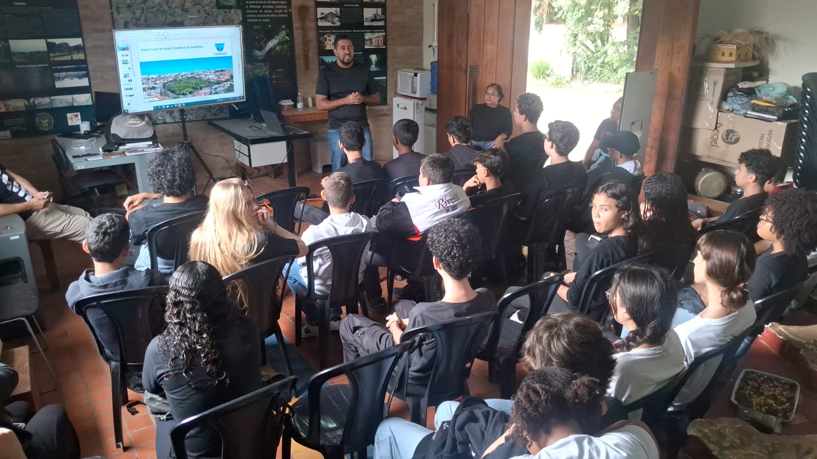 Divulgação O servidor Leandro Prado em atividade de educação ambiental com os alunos da Escola Estadual Dr. Thomas Alves