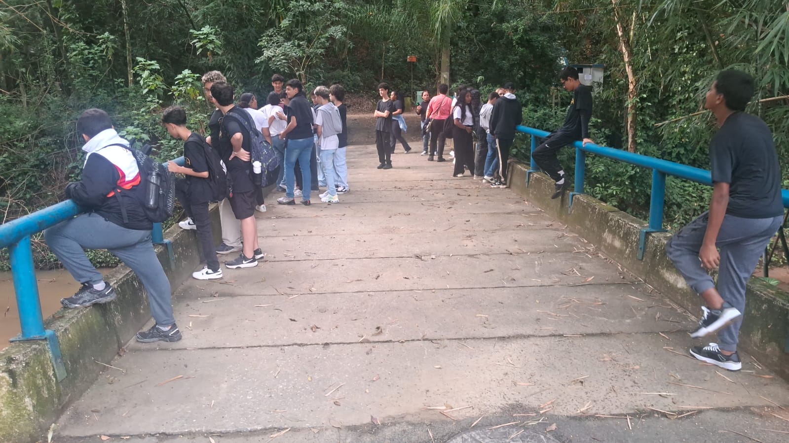 Divulgação Estudantes observam Córrego Ribeirão das Cabras, próximo ao Centro de Educação Ambiental de Joaquim Egídio