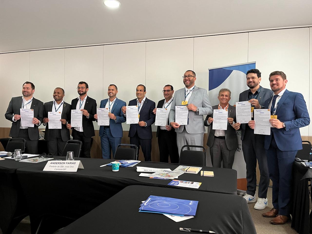 Divulgação PMC Terceiro da direita para a esquerda, Braz Adegas toma posse na nova presidência da Comissão Permanente de Adaptação Urbana e Prevenção de Desastres