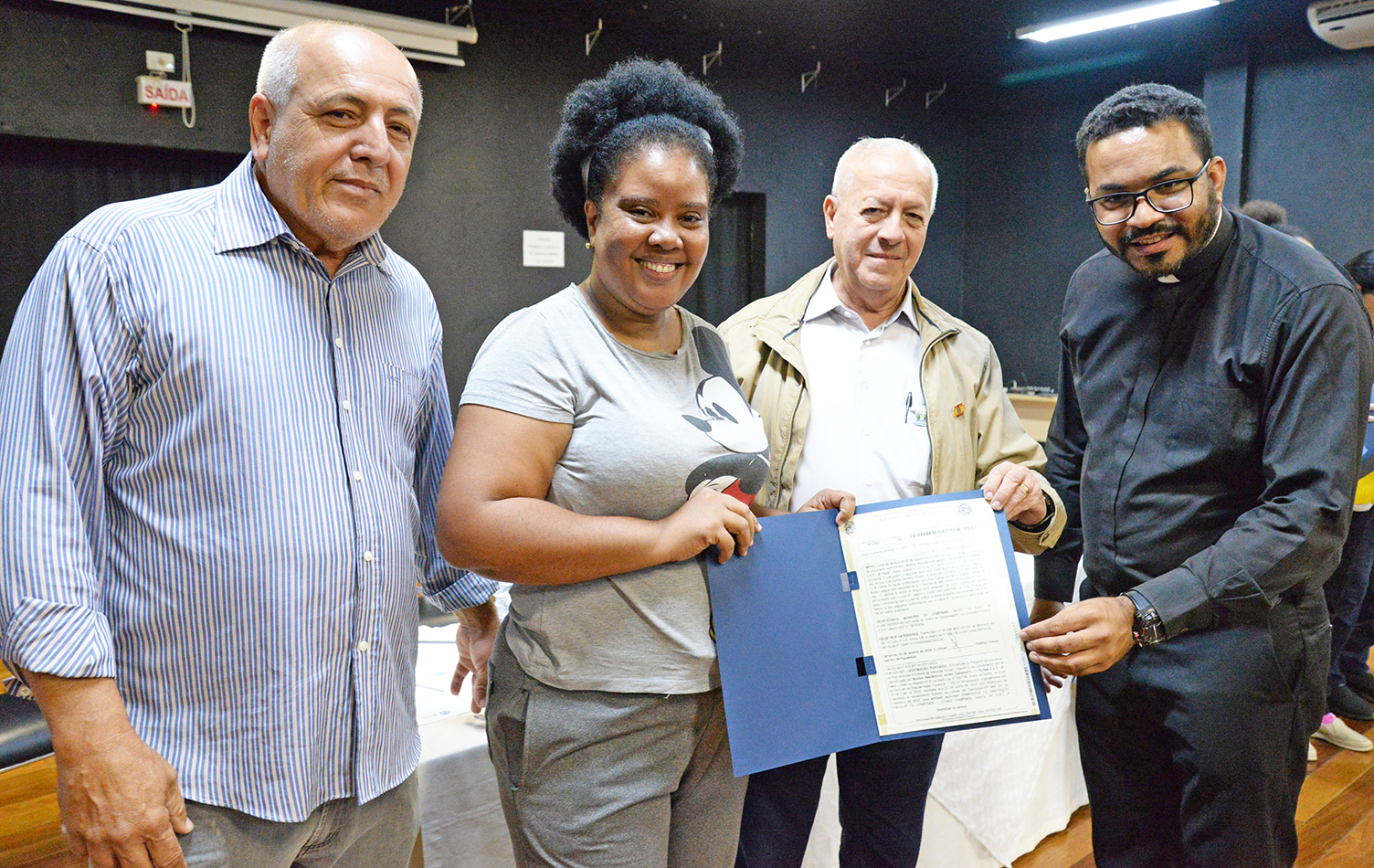 Família recebe título de propriedade das mãos do secretário de Habitação e presidente da Cohab Campinas