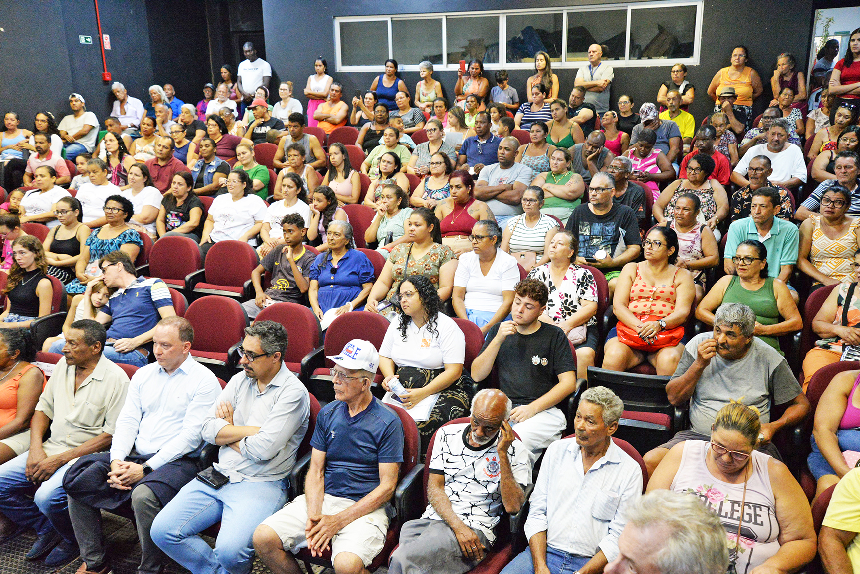 CEU estava lotada de moradores à espera das entregas