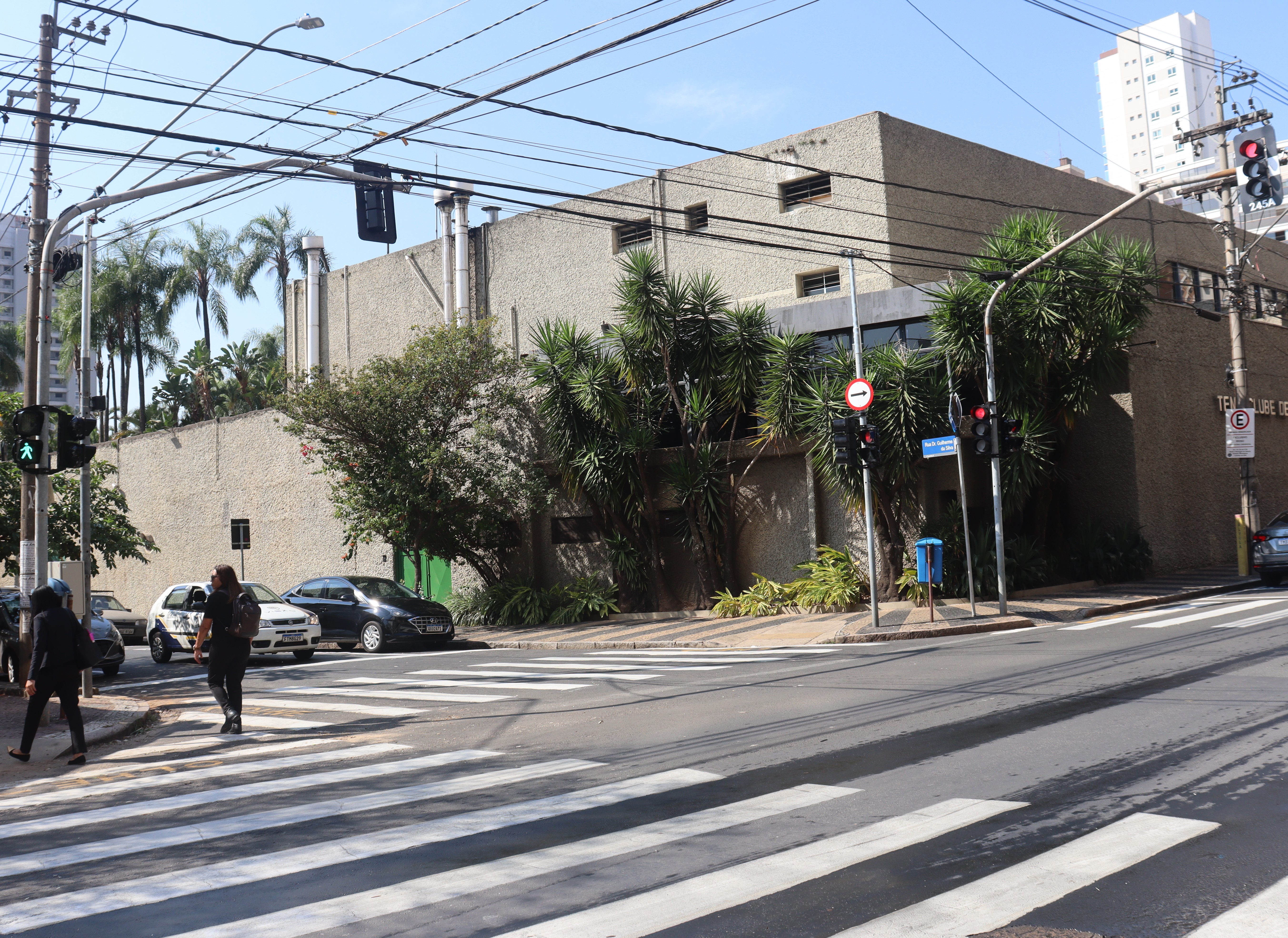 O cruzamento recebe fluxo de pedestres dos diversos estabelecimentos comerciais e condomínios residenciais instalados neste eixo