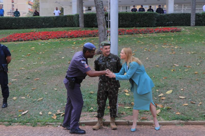 Da esquerda para a direita: coronel Adriano Augusto Leão; coronel Flávio Eduardo Brandalise e Alexandra Caprioli