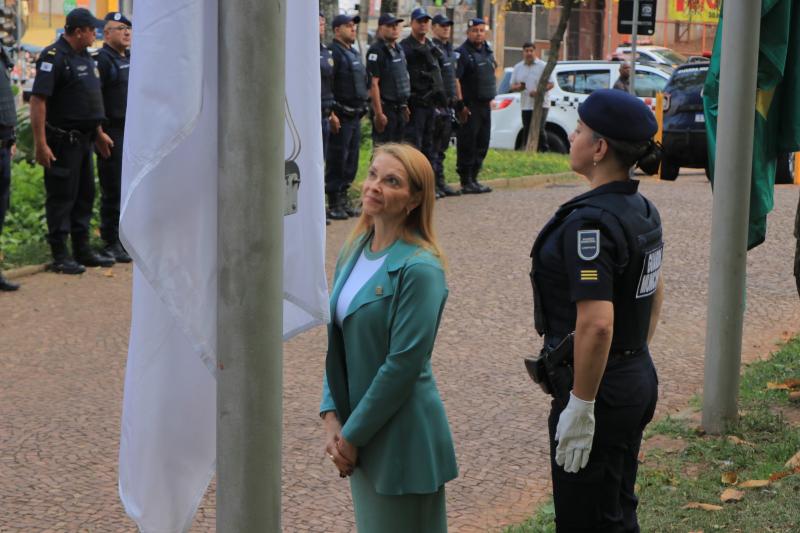 A Secretária Alexandra Caprioli  hasteou a bandeira de Campinas