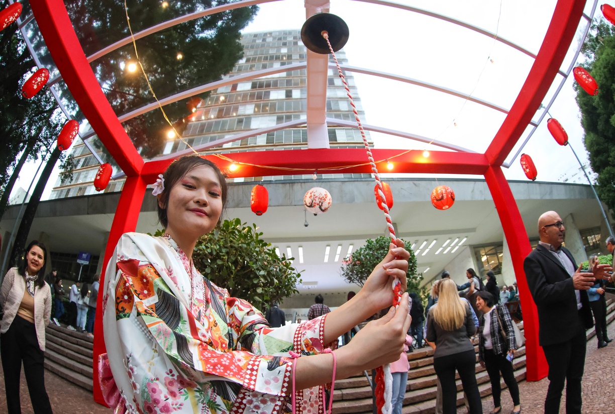 O evento, durante o dia, contou com barracas com opções gastronômicas da cultura japonesa, venda de artesanato, além de apresentações artísticas e música