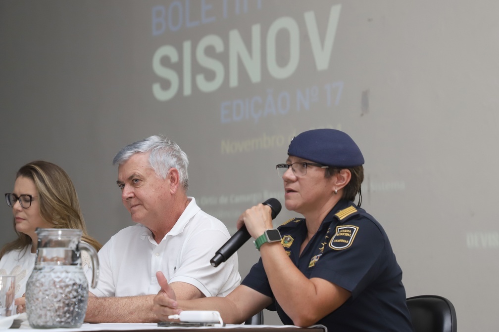 Os secretários Vandecleya Moro (Desenvolvimento e Assistência Social), Lair Zambon (Saúde) e a comandante da Guarda Municipal, Maria de Lourdes Soares, durante evento de divulgação do boletim do Sisnov