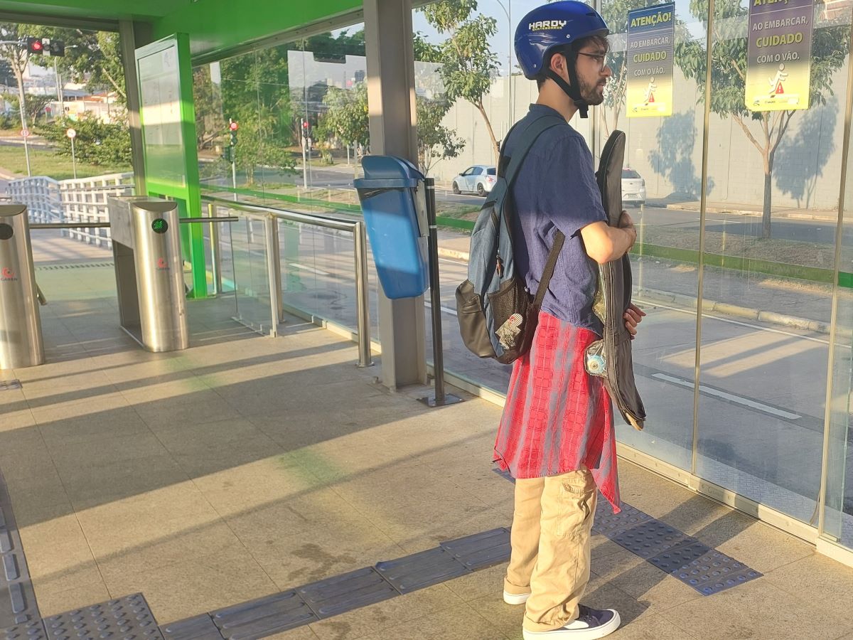 Dentro das estações, terminais ou dos ônibus, o skate deve ser segurado firmemente com as mãos