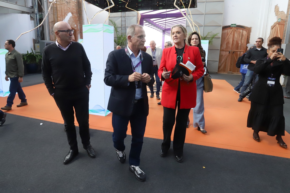 Jorge Lima (centro) foi recebido pelo prefeito Dário Saadi e pela secretária Adriana Flosi 