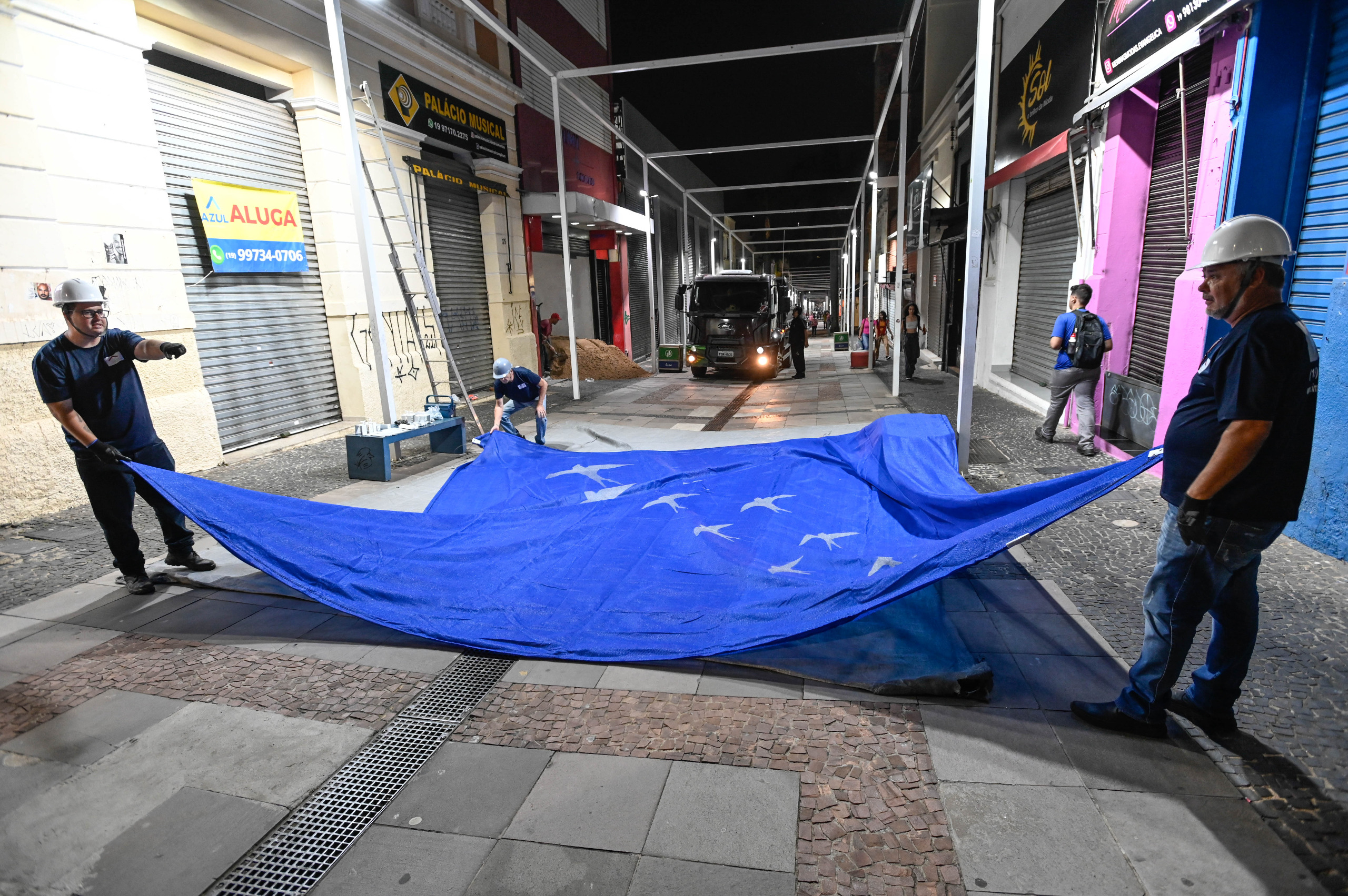  Estrutura de cor azul com desenhos de andorinhas que será instalada na rua 13 de Maio