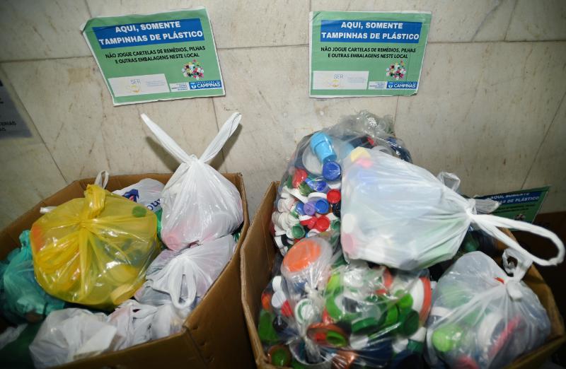 As tampinhas podem ser de qualquer produto, não apenas de garrafas pet