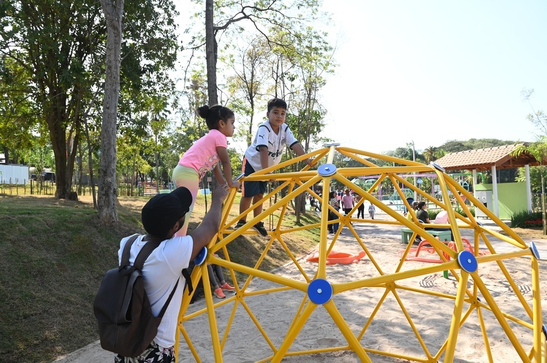 Há uma grande variedade de brinquedos e espaços interativos para crianças