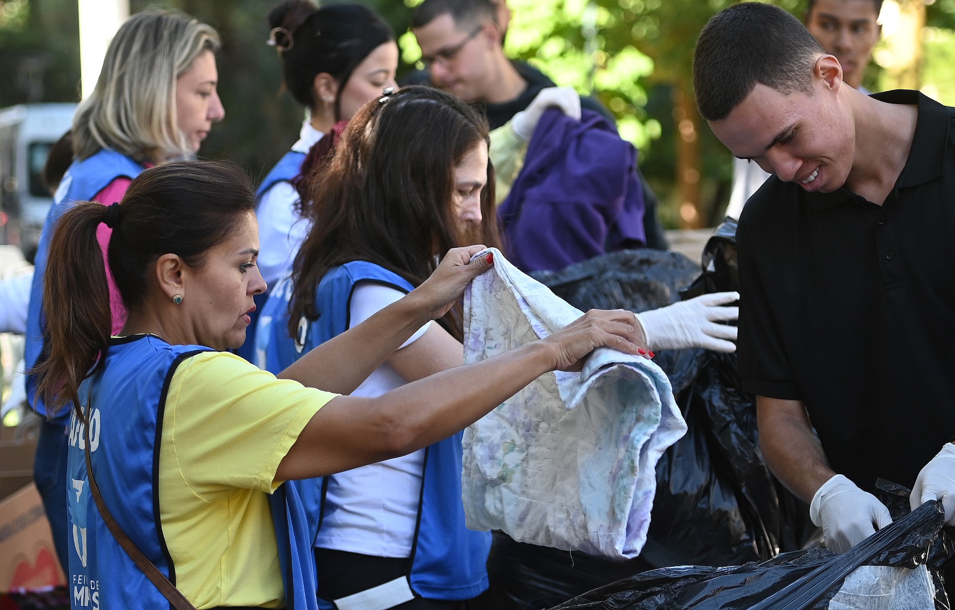 Roupas passam por triagem antes de chegar ao destino