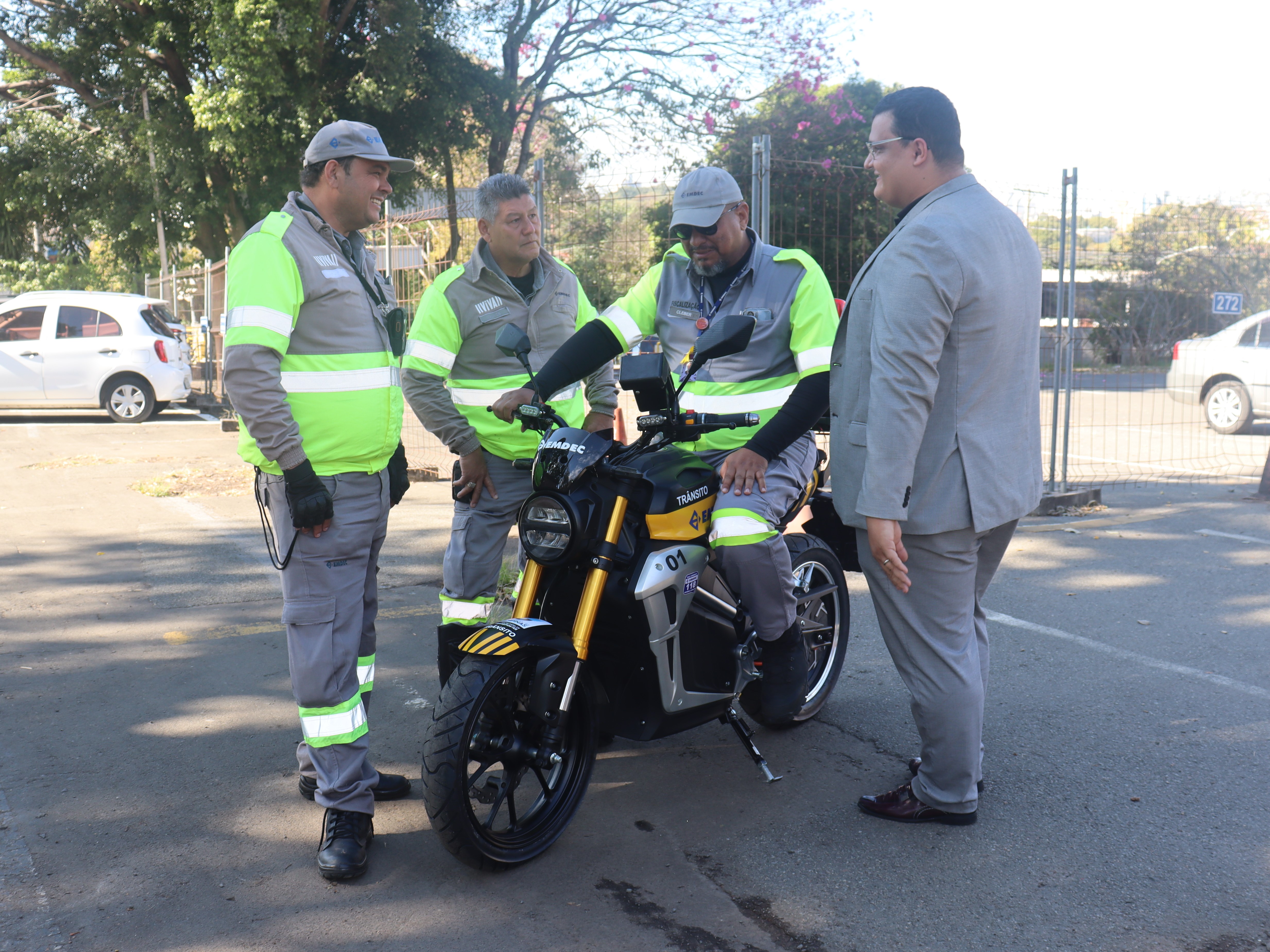 Agentes da mobilidade urbana foram treinados para a condução das motos e trix