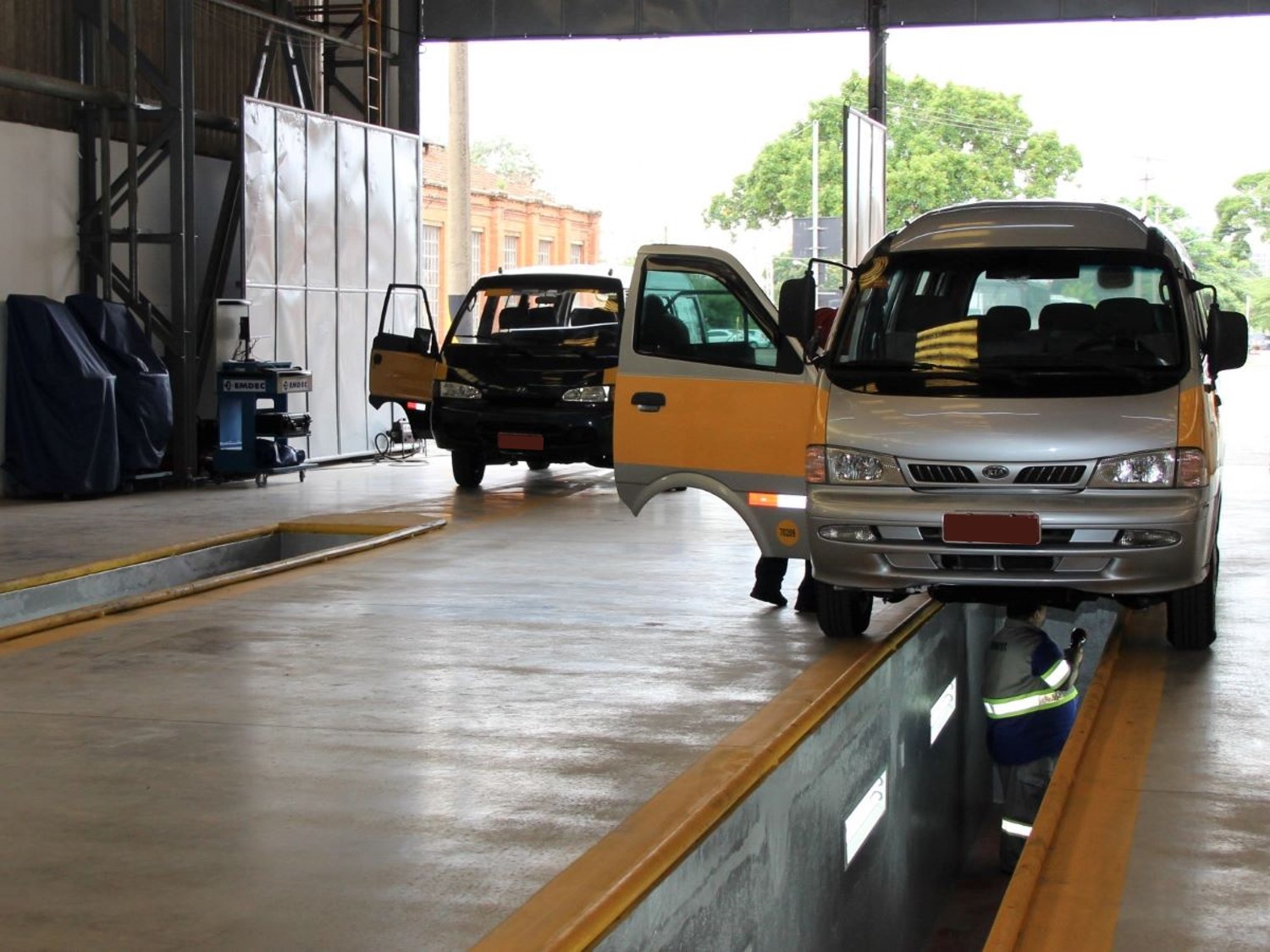 Ônibus do transporte público coletivo e os veículos escolares devem passar pela inspeção mecânica semestralmente